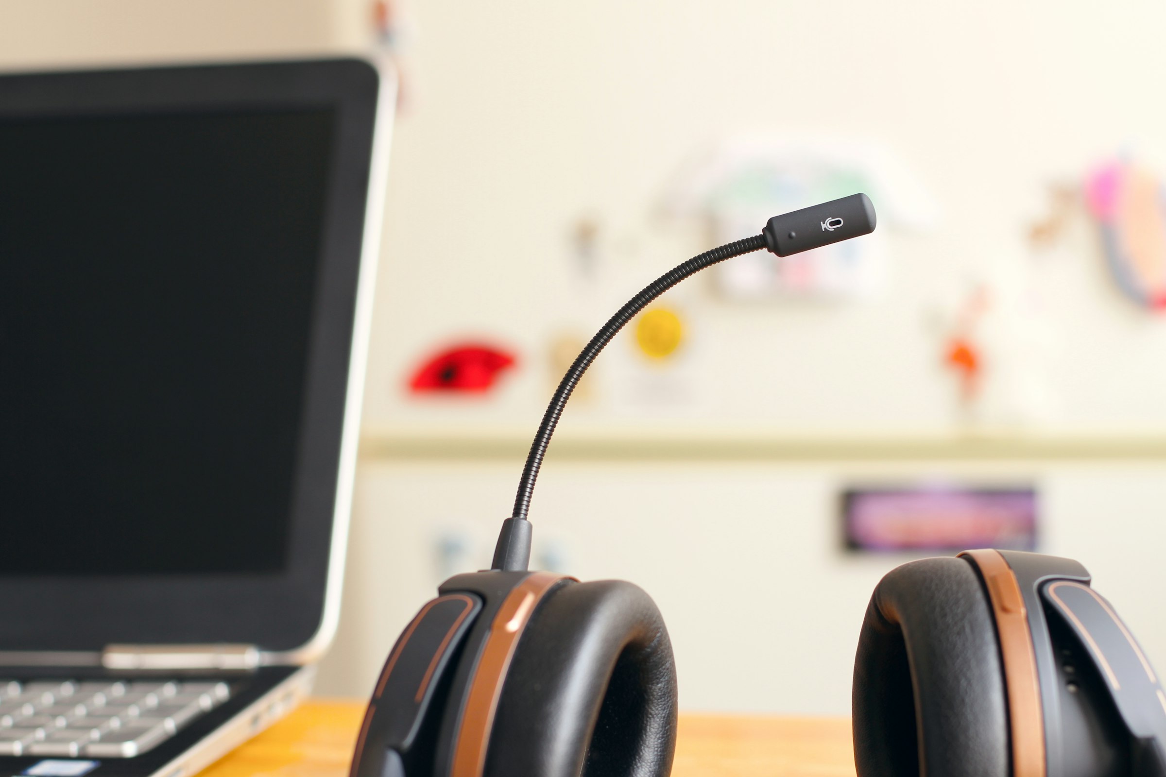 Support headset next to a laptop on a desk